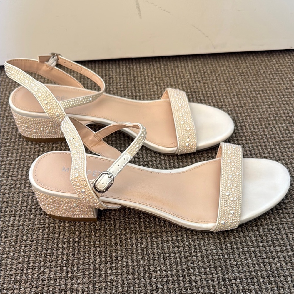 Elegant Cream Sandals with Rhinestone Detailing